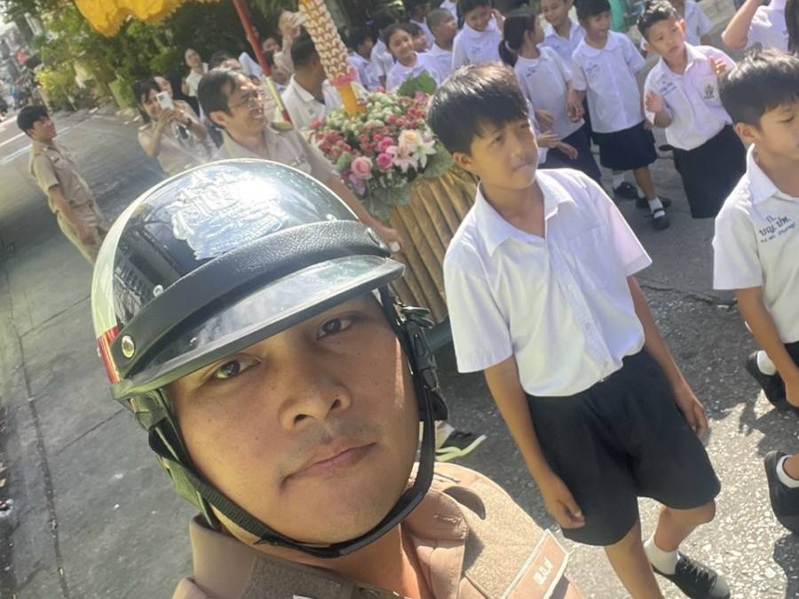 จราจรท่าพระ อำนวยความสะดวกขบวนแห่เทียน