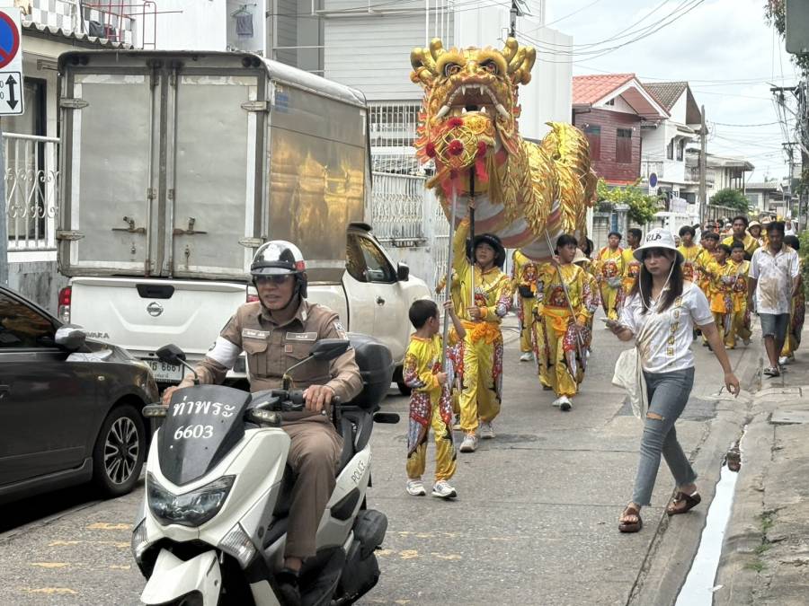 จราจร สน.ท่าพระ อำนวยความสะดวกขบวนแห่เทียนเข้าพรรษา วัดท่าพระ
