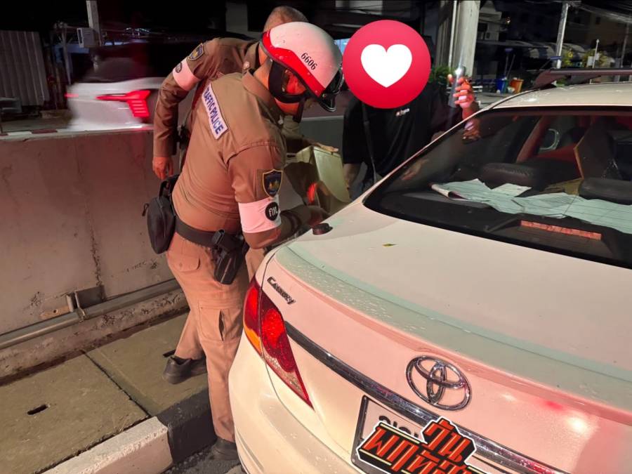 ตำรวจจราจร สน.ท่าพระ เข้าช่วยเหลือประชาชนรถน้ำมันหมด