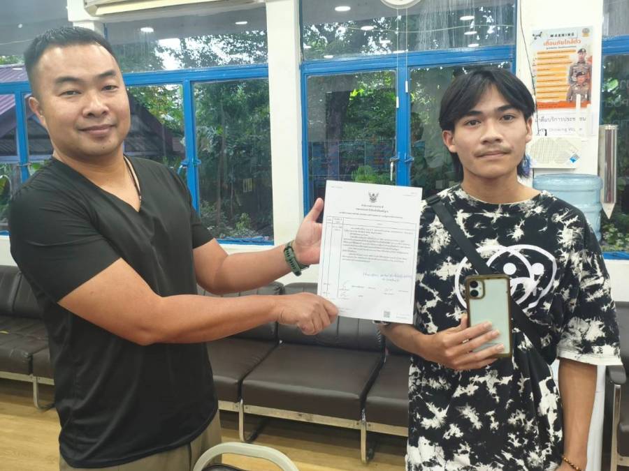 เจ้าหน้าที่ตำรวจ ได้เก็บโทรศัพท์มือถือเเละได้ส่งมองให้เจ้าของเรียบร้อย